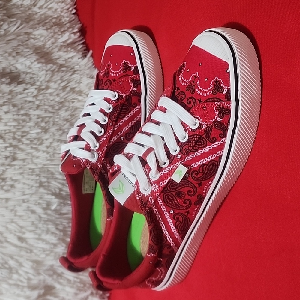Cariuma Oca Low Red Bandana Canvas Sneaker Unisex - Picture 2 of 11